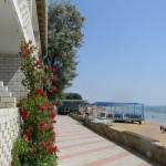 Героевка. База отдыха Коралл, балконы двухэтажного корпуса с номерами люкс,  набережная и песчаный  пляж на Керченском проливе