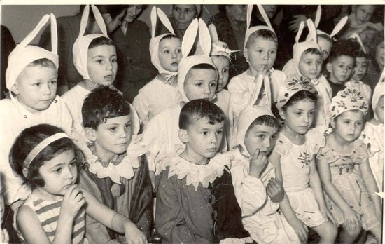 Мальчики зайчики в детском саду 1960-х и девочки снегурочки