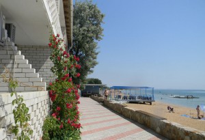 Героевка. База отдыха Коралл, балконы двухэтажного корпуса с номерами люкс,  набережная и песчаный  пляж на Керченском проливе