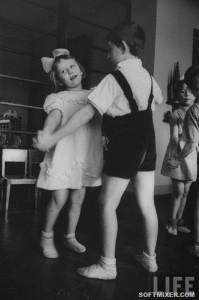 Парадная одежда для танцев в детском саду 1960-х